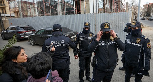 Сотрудники полиции возле офиса Toplum TV. Фото Азиза Каримова для "Кавказского узла"